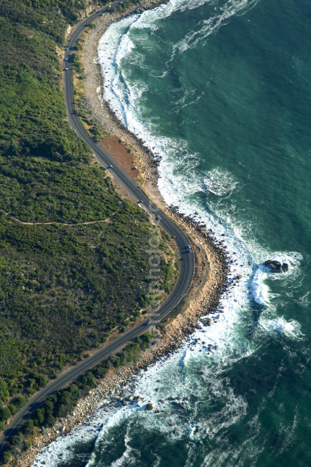 Camps Bay from above - Blick auf den Strandbereich am Atlantischen Ozean am Kap der Guten Hoffnung in Camps Bay. Beach area on the Atlantic Ocean at the Cape of Good Hope in Camps Bay.