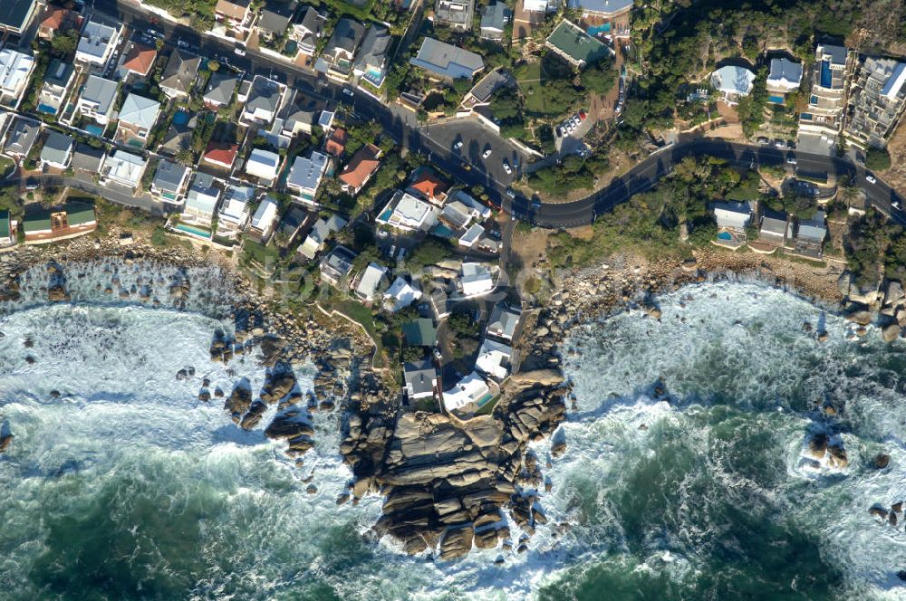 Camps Bay from the bird's eye view: Blick auf den Strandbereich am Atlantischen Ozean am Kap der Guten Hoffnung in Camps Bay. Beach area on the Atlantic Ocean at the Cape of Good Hope in Camps Bay.