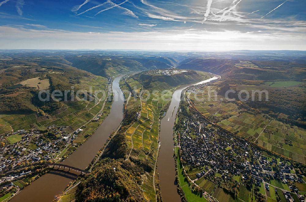 Zell ( Mosel ) from the bird's eye view: The banks of the Moselle River valley on the Moselle in Zell / Mosel in Rhineland-Palatinate