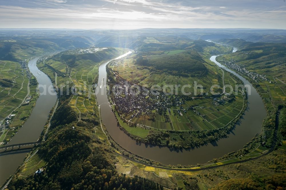 Aerial image Zell ( Mosel ) - The banks of the Moselle River valley on the Moselle in Zell / Mosel in Rhineland-Palatinate