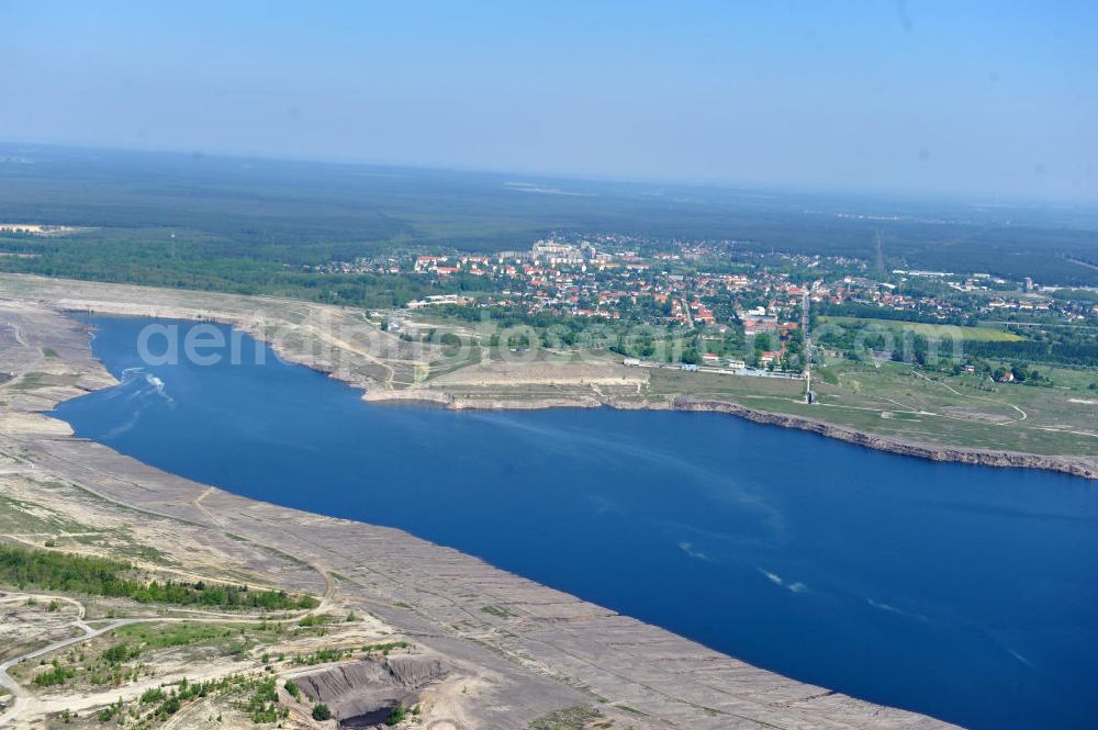 Großräschen from the bird's eye view: Blick auf Ufer - Landschaften am entstehenden Ilse-See im früheren, nunmehr gefluteten Tagebau Meuro. Der ehemalige Braunkohletagebau der Lausitzer und Mitteldeutsche Bergbau- und Verwaltungsgesellschaft mbH (LMBV) errichtete hier den 771 Hektar großen Ilsesee als den letzten in einer Reihe von 28 künstlichen Seen im Lausitzer Revier. The Ilse lake in the former mining Meuro.