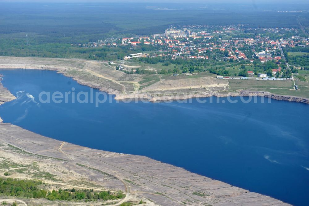 Aerial image Großräschen - Blick auf Ufer - Landschaften am entstehenden Ilse-See im früheren, nunmehr gefluteten Tagebau Meuro. Der ehemalige Braunkohletagebau der Lausitzer und Mitteldeutsche Bergbau- und Verwaltungsgesellschaft mbH (LMBV) errichtete hier den 771 Hektar großen Ilsesee als den letzten in einer Reihe von 28 künstlichen Seen im Lausitzer Revier. The Ilse lake in the former mining Meuro.