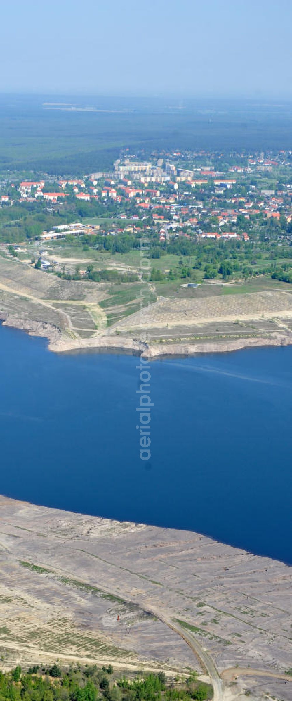 Aerial photograph Großräschen - Blick auf Ufer - Landschaften am entstehenden Ilse-See im früheren, nunmehr gefluteten Tagebau Meuro. Der ehemalige Braunkohletagebau der Lausitzer und Mitteldeutsche Bergbau- und Verwaltungsgesellschaft mbH (LMBV) errichtete hier den 771 Hektar großen Ilsesee als den letzten in einer Reihe von 28 künstlichen Seen im Lausitzer Revier. The Ilse lake in the former mining Meuro.