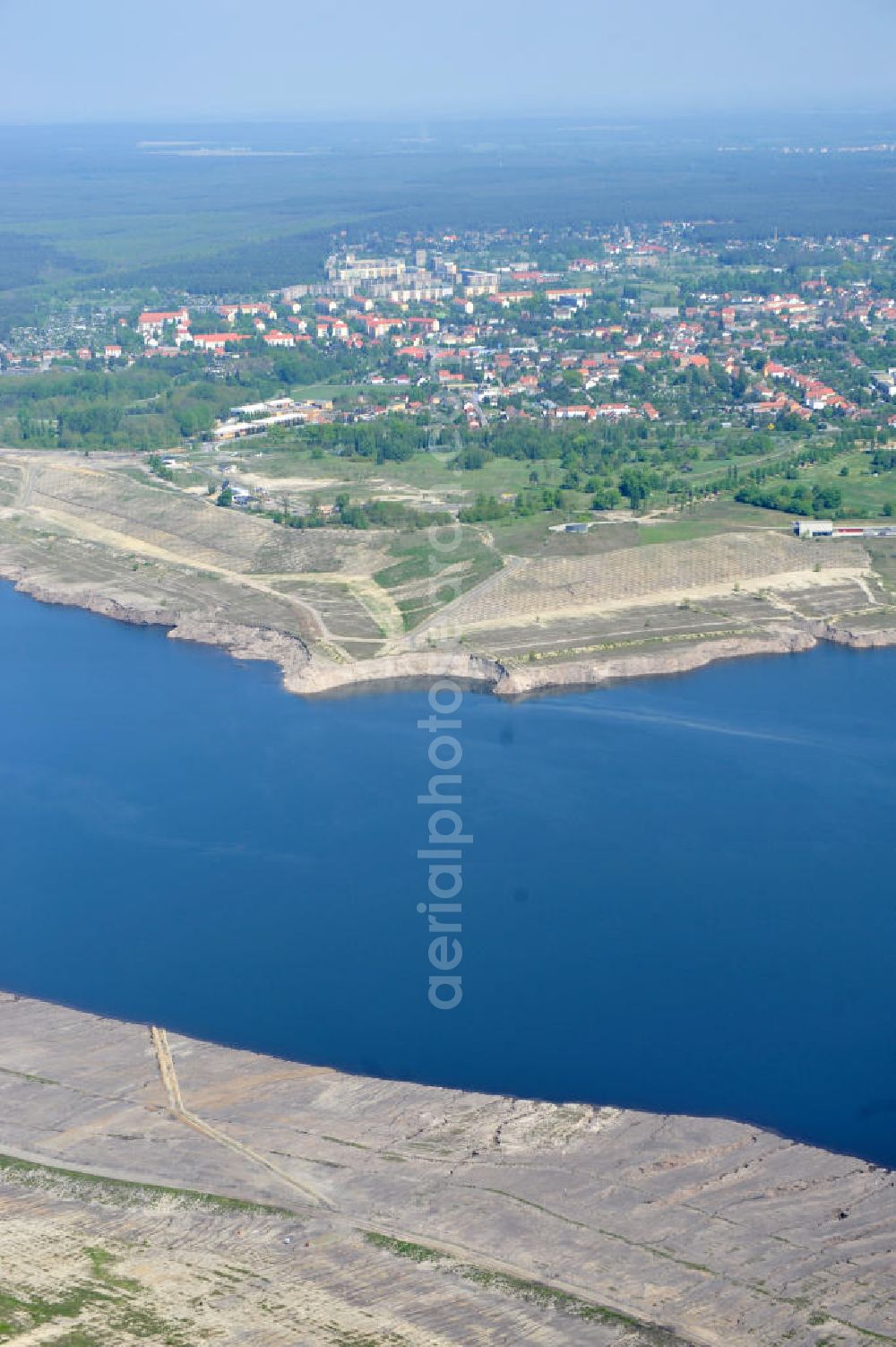 Großräschen from above - Blick auf Ufer - Landschaften am entstehenden Ilse-See im früheren, nunmehr gefluteten Tagebau Meuro. Der ehemalige Braunkohletagebau der Lausitzer und Mitteldeutsche Bergbau- und Verwaltungsgesellschaft mbH (LMBV) errichtete hier den 771 Hektar großen Ilsesee als den letzten in einer Reihe von 28 künstlichen Seen im Lausitzer Revier. The Ilse lake in the former mining Meuro.