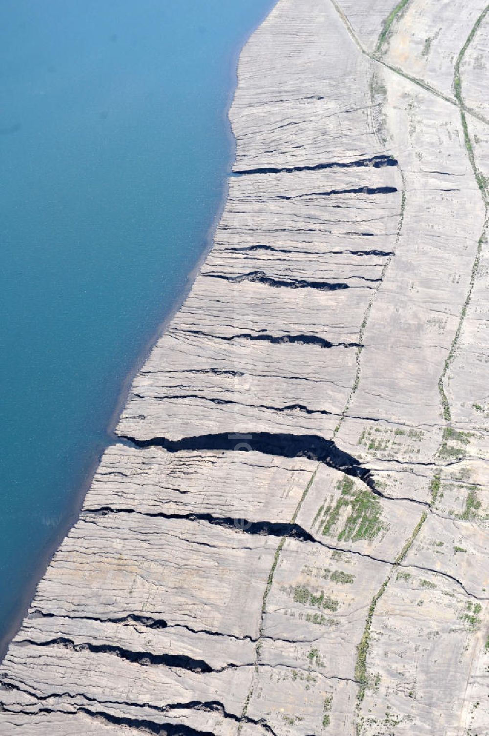 Aerial photograph Großräschen - Blick auf Ufer - Landschaften am entstehenden Ilse-See im früheren, nunmehr gefluteten Tagebau Meuro. Der ehemalige Braunkohletagebau der Lausitzer und Mitteldeutsche Bergbau- und Verwaltungsgesellschaft mbH (LMBV) errichtete hier den 771 Hektar großen Ilsesee als den letzten in einer Reihe von 28 künstlichen Seen im Lausitzer Revier. The Ilse lake in the former mining Meuro.