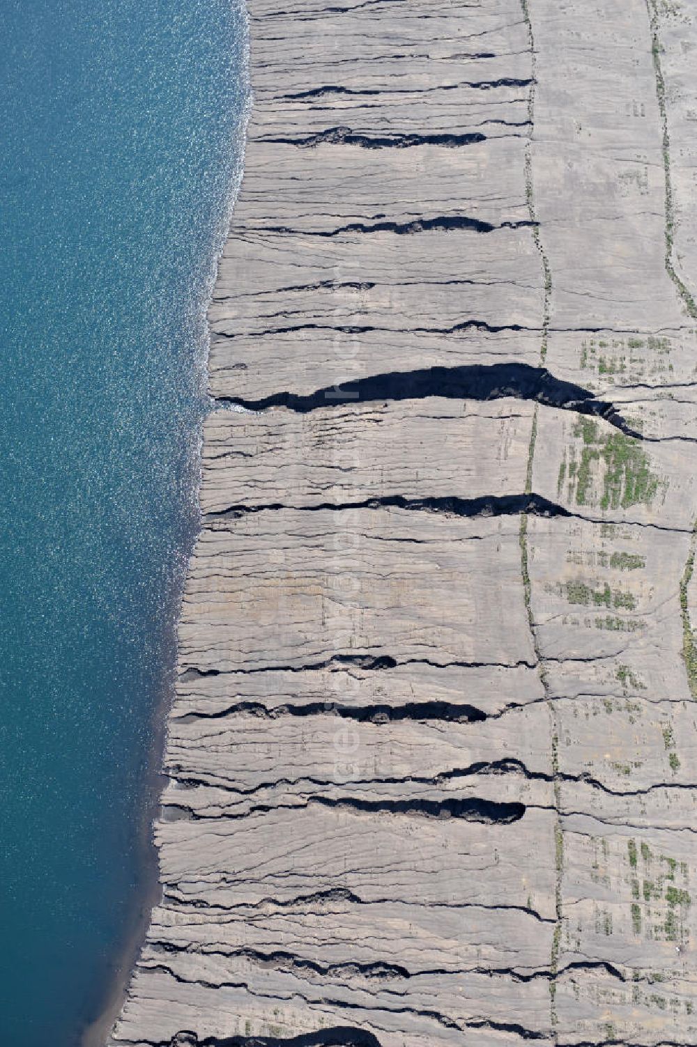 Großräschen from above - Blick auf Ufer - Landschaften am entstehenden Ilse-See im früheren, nunmehr gefluteten Tagebau Meuro. Der ehemalige Braunkohletagebau der Lausitzer und Mitteldeutsche Bergbau- und Verwaltungsgesellschaft mbH (LMBV) errichtete hier den 771 Hektar großen Ilsesee als den letzten in einer Reihe von 28 künstlichen Seen im Lausitzer Revier. The Ilse lake in the former mining Meuro.