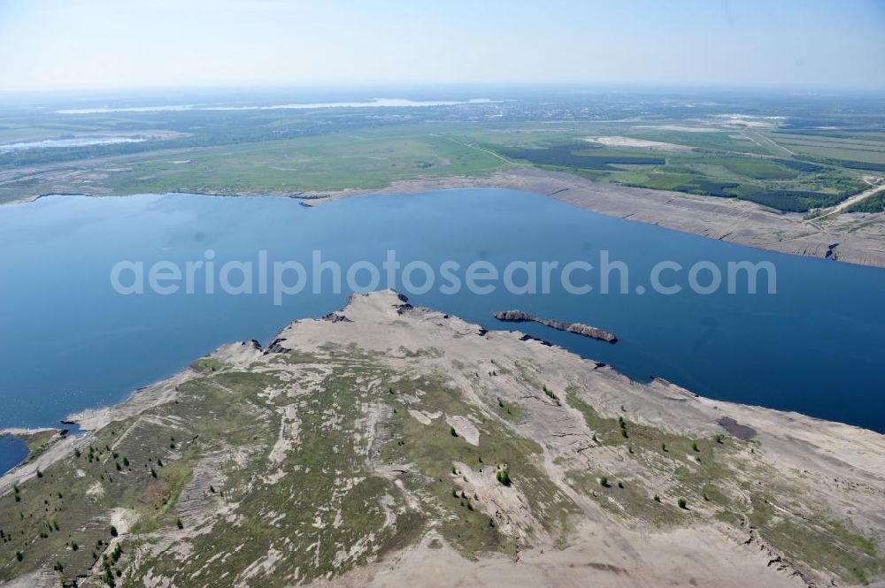 Aerial image Großräschen - Blick auf Ufer - Landschaften am entstehenden Ilse-See im früheren, nunmehr gefluteten Tagebau Meuro. Der ehemalige Braunkohletagebau der Lausitzer und Mitteldeutsche Bergbau- und Verwaltungsgesellschaft mbH (LMBV) errichtete hier den 771 Hektar großen Ilsesee als den letzten in einer Reihe von 28 künstlichen Seen im Lausitzer Revier. The Ilse lake in the former mining Meuro.