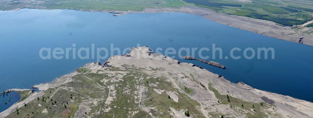 Aerial photograph Großräschen - Blick auf Ufer - Landschaften am entstehenden Ilse-See im früheren, nunmehr gefluteten Tagebau Meuro. Der ehemalige Braunkohletagebau der Lausitzer und Mitteldeutsche Bergbau- und Verwaltungsgesellschaft mbH (LMBV) errichtete hier den 771 Hektar großen Ilsesee als den letzten in einer Reihe von 28 künstlichen Seen im Lausitzer Revier. The Ilse lake in the former mining Meuro.