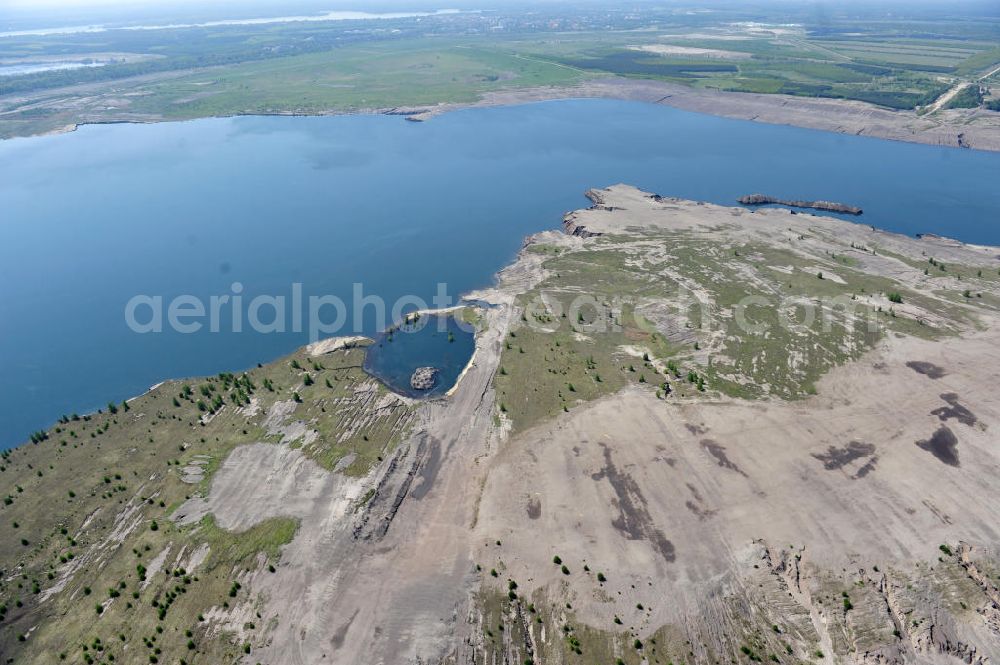 Großräschen from above - Blick auf Ufer - Landschaften am entstehenden Ilse-See im früheren, nunmehr gefluteten Tagebau Meuro. Der ehemalige Braunkohletagebau der Lausitzer und Mitteldeutsche Bergbau- und Verwaltungsgesellschaft mbH (LMBV) errichtete hier den 771 Hektar großen Ilsesee als den letzten in einer Reihe von 28 künstlichen Seen im Lausitzer Revier. The Ilse lake in the former mining Meuro.