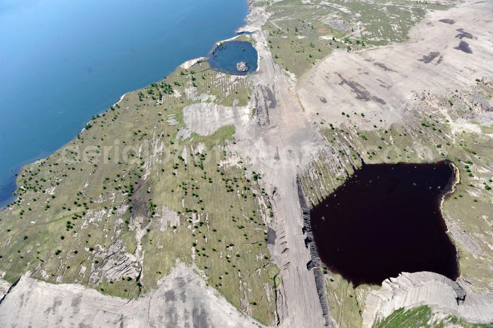 Großräschen from the bird's eye view: Blick auf Ufer - Landschaften am entstehenden Ilse-See im früheren, nunmehr gefluteten Tagebau Meuro. Der ehemalige Braunkohletagebau der Lausitzer und Mitteldeutsche Bergbau- und Verwaltungsgesellschaft mbH (LMBV) errichtete hier den 771 Hektar großen Ilsesee als den letzten in einer Reihe von 28 künstlichen Seen im Lausitzer Revier. The Ilse lake in the former mining Meuro.