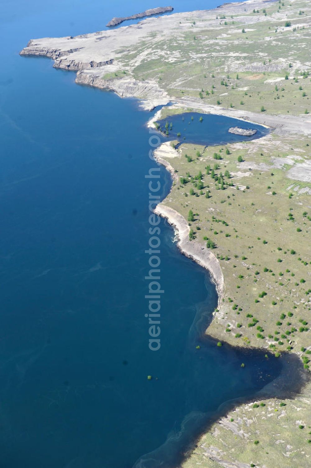 Aerial photograph Großräschen - Blick auf Ufer - Landschaften am entstehenden Ilse-See im früheren, nunmehr gefluteten Tagebau Meuro. Der ehemalige Braunkohletagebau der Lausitzer und Mitteldeutsche Bergbau- und Verwaltungsgesellschaft mbH (LMBV) errichtete hier den 771 Hektar großen Ilsesee als den letzten in einer Reihe von 28 künstlichen Seen im Lausitzer Revier. The Ilse lake in the former mining Meuro.