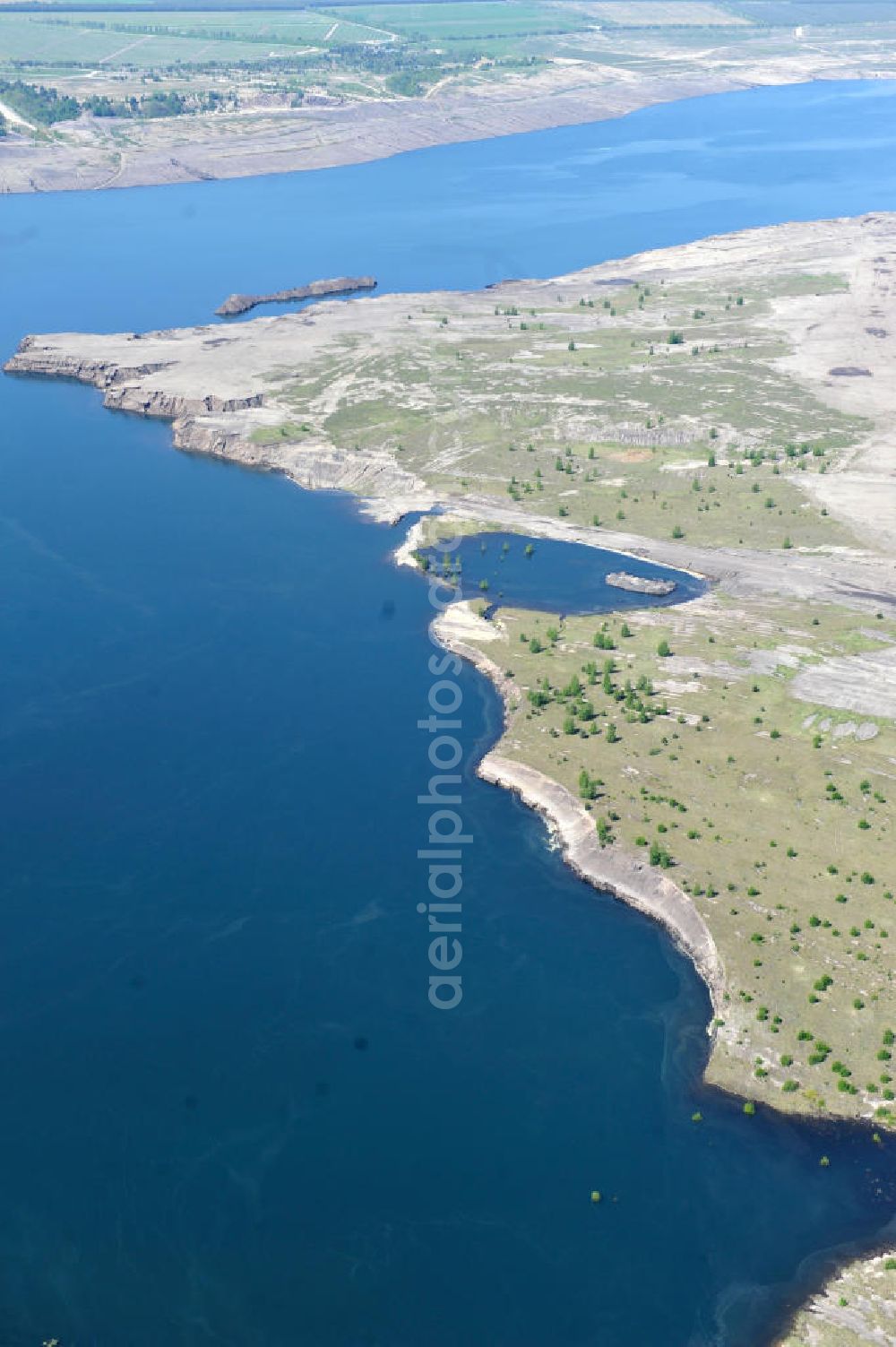 Großräschen from above - Blick auf Ufer - Landschaften am entstehenden Ilse-See im früheren, nunmehr gefluteten Tagebau Meuro. Der ehemalige Braunkohletagebau der Lausitzer und Mitteldeutsche Bergbau- und Verwaltungsgesellschaft mbH (LMBV) errichtete hier den 771 Hektar großen Ilsesee als den letzten in einer Reihe von 28 künstlichen Seen im Lausitzer Revier. The Ilse lake in the former mining Meuro.