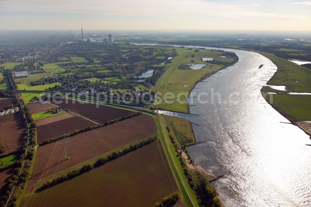 Dinslaken from the bird's eye view: View of the bank of the Rhine in Dinslaken in the state of North Rhine-Westphalia