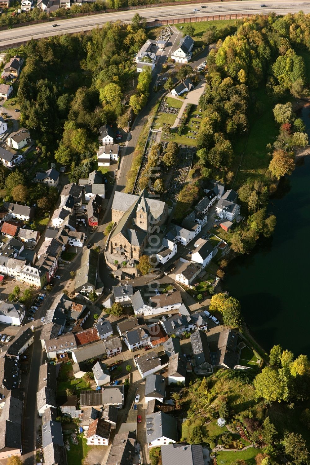 Aerial photograph Ulmen - View of the bank of the Ulmener Maar in Ulmen in the state of Rhineland-Palatinate