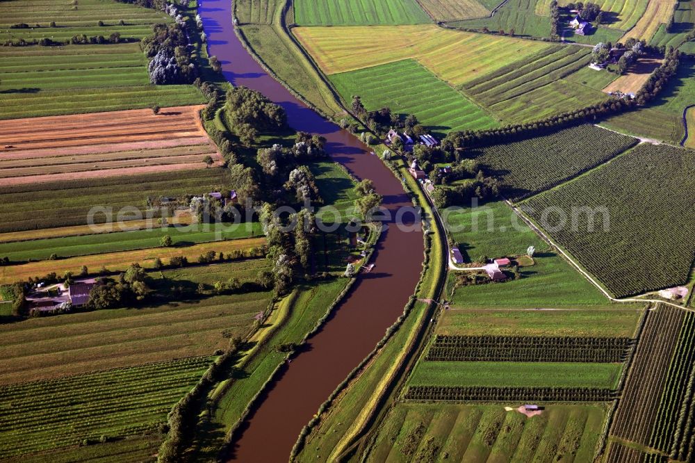 Aerial image Großenwörden - Shore course of the river Oste on fields at Großenwörden in Lower Saxony