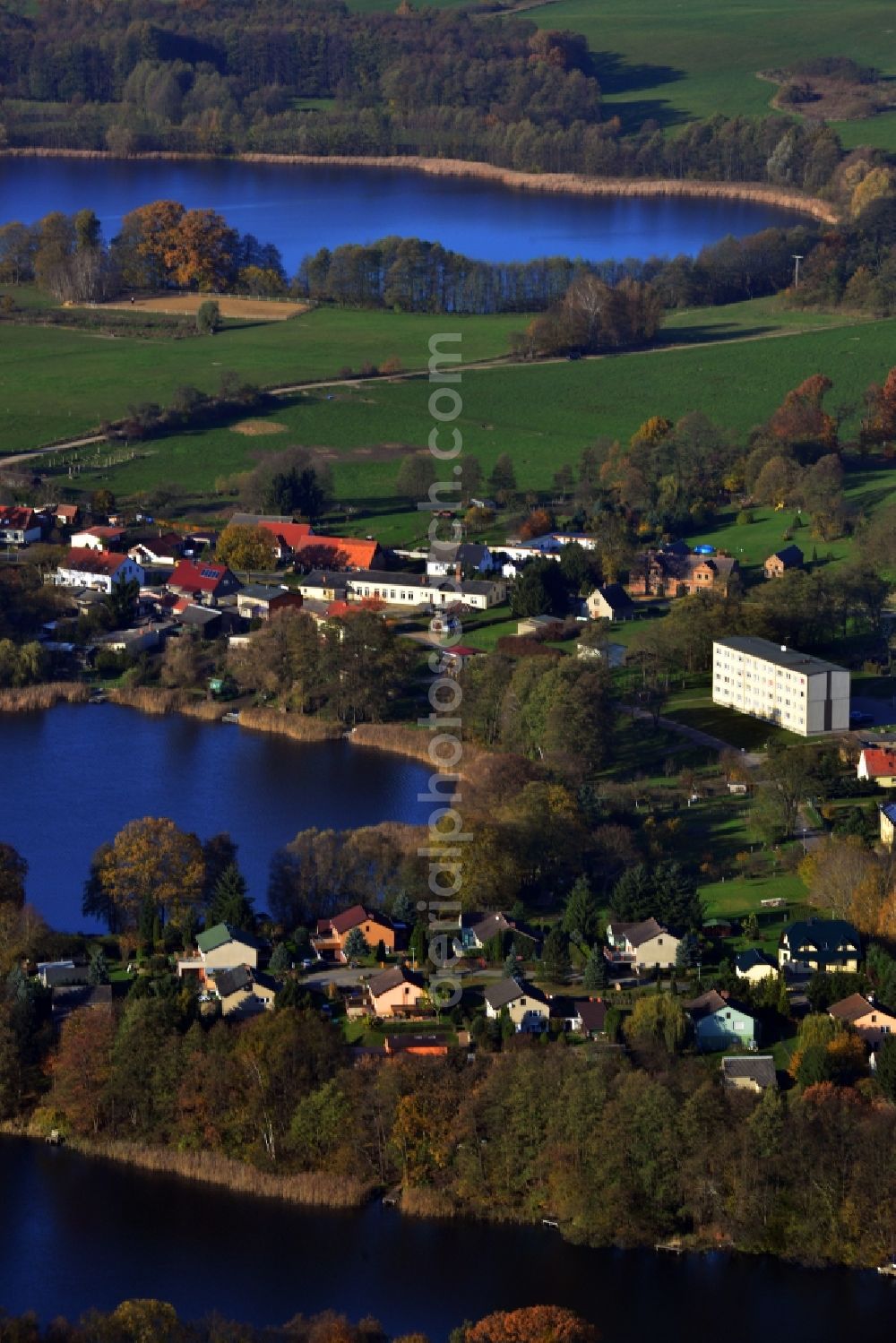 Aerial photograph Temmen-Ringenwalde - View of the bank of the lake Duestersee in Temmen-Ringenwalde in the state Brandenburg