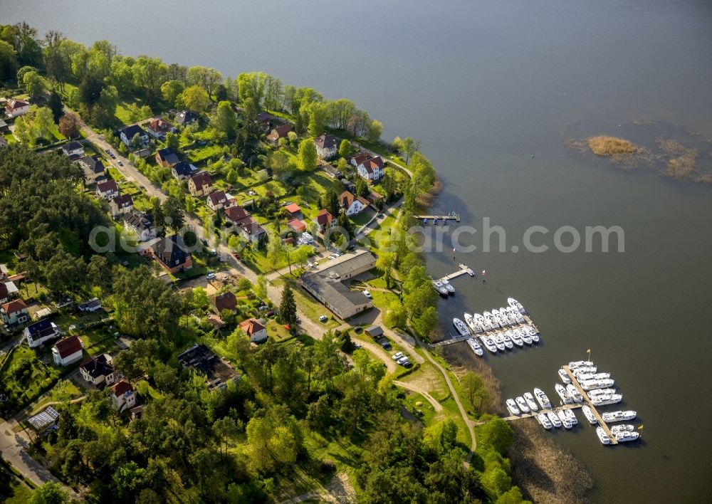 Aerial photograph Fürstenberg/Havel - View of the bank of the lake Roeblinsee in Fuerstenberg / Havel in the state Brandenburg