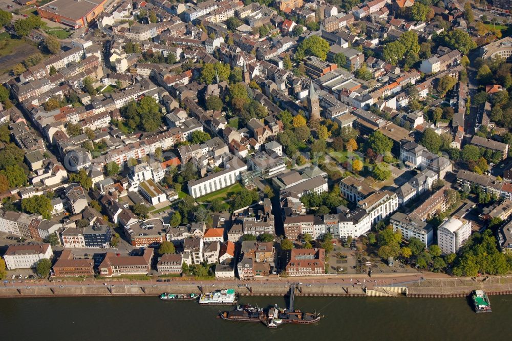 Aerial image Duisburg - View of the bank of the river Ruhr in the district Ruhrort in Duisburg in the state North Rhine-Westhalia