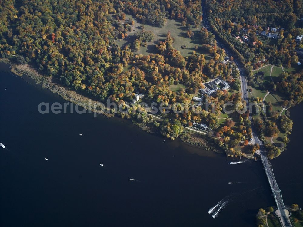 Aerial photograph Potsdam - Shore area along the Havel near the Glienicke Bridge in Potsdam in Brandenburg