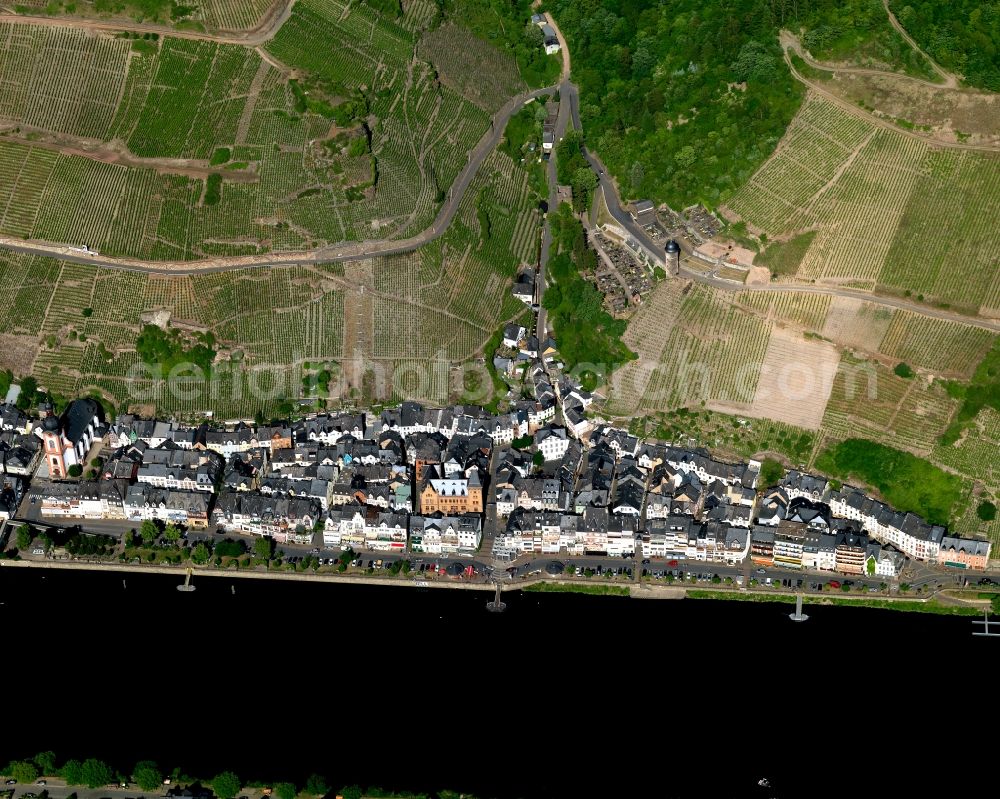 Zell (Mosel) from the bird's eye view: The banks of the Moselle in Zell (Mosel) in Rhineland-Palatinate