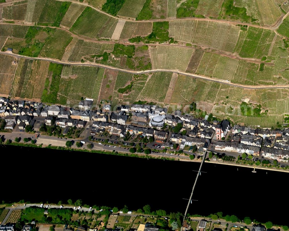 Aerial image Zell (Mosel) - The banks of the Moselle in Zell (Mosel) in Rhineland-Palatinate