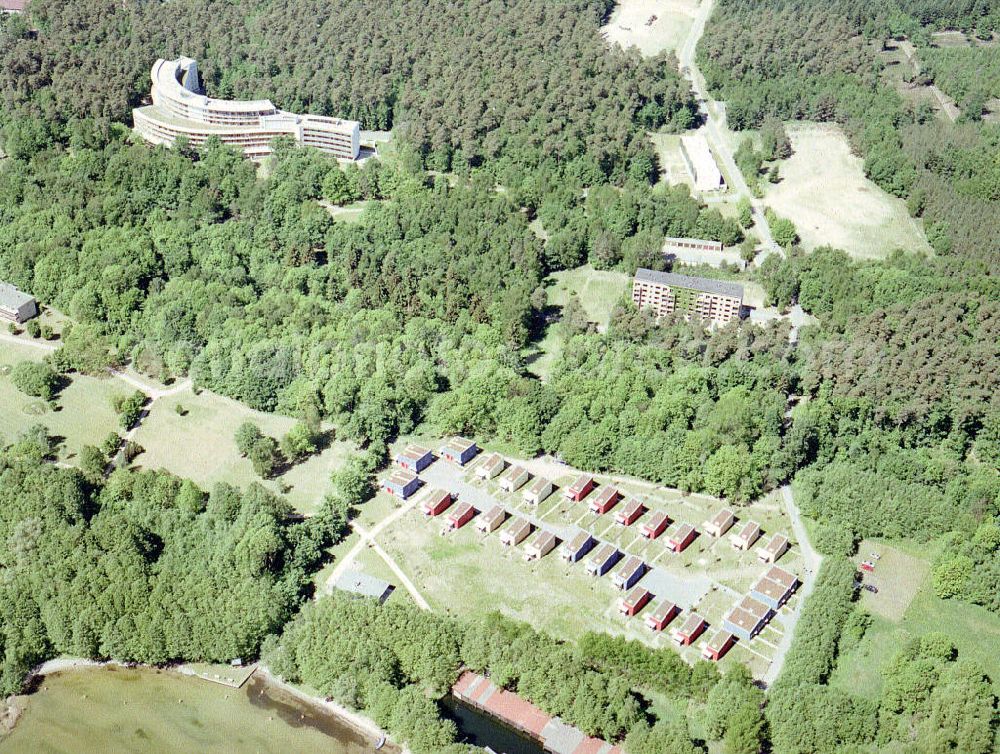 Aerial photograph Klink / MV - Uferbereich der Müritz bei Klink mit Hotelneubauten und der Müritz Klinik (links im Bild) in Klink..