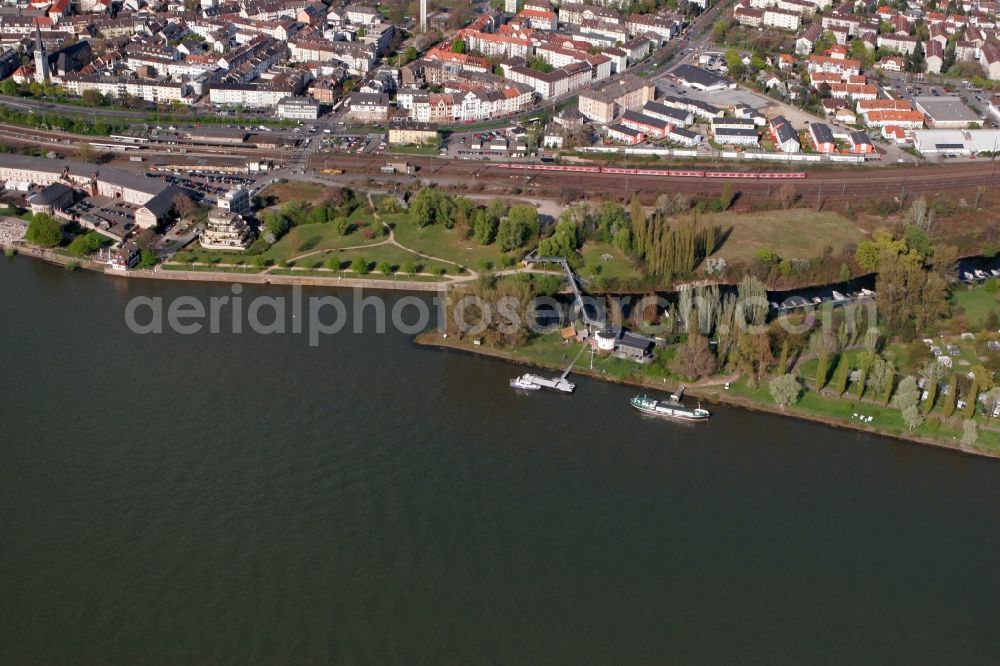 Wiesbaden from above - The shore area of the Rhine in Mainz-Kastel district. To the left Reduit the barracks. On the right side the Maaraue peninsula with water protection police station Kastel. In the background, residential areas are foreseen. The district is located in Wiesbaden in Hesse