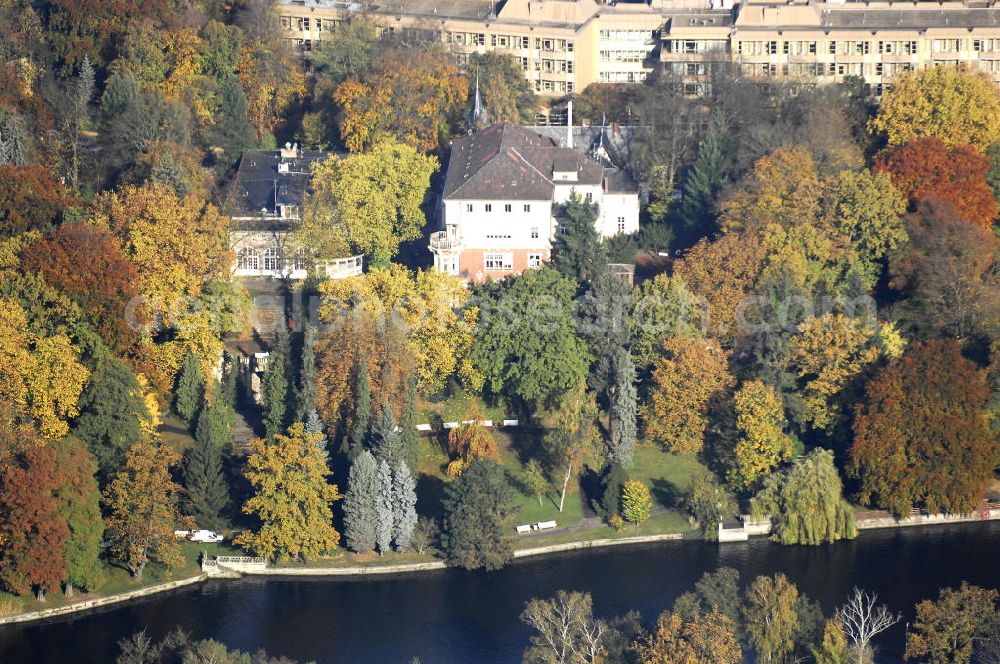 Berlin from above - Blick auf den uferbereich an der Villa Siemens Am Kleinen Wannsee direkt gegenüber des Neubaus zum Immanuel-Krankenhauses in Berlin-Wannsee. Das Krankenhaus gehört zur Immanuel Diakonie Group (IDG), die eine Einrichtung der Evangelisch-Freikirchlichen Gemeinde Berlin-Schöneberg ist. Die Verwaltung der IDG hatte ihren Sitz in der Villa Siemens. Das Gebäude war einst eine Sommerresidenz von Arnold von Siemens, dem ältesten Sohn des Firmengründers Werner von Siemens. Die Architekten waren Paul und Walther Hentschel, 1888 wurde der Bau fertiggestellt. Die Villa Siemens gehörte zur Colonie Alsen, einer Siedlung für das Berliner Großbürgertum, die Wilhelm Conrad 1863 gegründet hatte. Nach dem Zweiten Weltkrieg stifteten Hermann und Charlotte von Siemens die Villa der Baptisten-Gemeinde mit der Auflage, sie für soziale Zwecke zu nutzen. Es ist das einzige Ensemble von Gebäude und Park der ehemaligen Kolonie, das bis heute erhalten geblieben ist. Der Krankenhausbetrieb ist jetzt in einem Neubau auf der gegenüberliegenden Straßenseite untergebracht. Das ehemals zum Areal gehörende Anwesen Am kleinen Wannsee Nr 4 wurde verkauft. ISA Immobilien Service Agentur GmbH, Herr Roland Kober