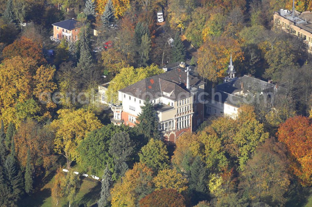 Berlin from above - Blick auf den uferbereich an der Villa Siemens Am Kleinen Wannsee direkt gegenüber des Neubaus zum Immanuel-Krankenhauses in Berlin-Wannsee. Das Krankenhaus gehört zur Immanuel Diakonie Group (IDG), die eine Einrichtung der Evangelisch-Freikirchlichen Gemeinde Berlin-Schöneberg ist. Die Verwaltung der IDG hatte ihren Sitz in der Villa Siemens. Das Gebäude war einst eine Sommerresidenz von Arnold von Siemens, dem ältesten Sohn des Firmengründers Werner von Siemens. Die Architekten waren Paul und Walther Hentschel, 1888 wurde der Bau fertiggestellt. Die Villa Siemens gehörte zur Colonie Alsen, einer Siedlung für das Berliner Großbürgertum, die Wilhelm Conrad 1863 gegründet hatte. Nach dem Zweiten Weltkrieg stifteten Hermann und Charlotte von Siemens die Villa der Baptisten-Gemeinde mit der Auflage, sie für soziale Zwecke zu nutzen. Es ist das einzige Ensemble von Gebäude und Park der ehemaligen Kolonie, das bis heute erhalten geblieben ist. Der Krankenhausbetrieb ist jetzt in einem Neubau auf der gegenüberliegenden Straßenseite untergebracht. Das ehemals zum Areal gehörende Anwesen Am kleinen Wannsee Nr 4 wurde verkauft. ISA Immobilien Service Agentur GmbH, Herr Roland Kober