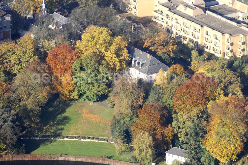 Berlin from the bird's eye view: Blick auf den uferbereich an der Villa Siemens Am Kleinen Wannsee direkt gegenüber des Neubaus zum Immanuel-Krankenhauses in Berlin-Wannsee. Das Krankenhaus gehört zur Immanuel Diakonie Group (IDG), die eine Einrichtung der Evangelisch-Freikirchlichen Gemeinde Berlin-Schöneberg ist. Die Verwaltung der IDG hatte ihren Sitz in der Villa Siemens. Das Gebäude war einst eine Sommerresidenz von Arnold von Siemens, dem ältesten Sohn des Firmengründers Werner von Siemens. Die Architekten waren Paul und Walther Hentschel, 1888 wurde der Bau fertiggestellt. Die Villa Siemens gehörte zur Colonie Alsen, einer Siedlung für das Berliner Großbürgertum, die Wilhelm Conrad 1863 gegründet hatte. Nach dem Zweiten Weltkrieg stifteten Hermann und Charlotte von Siemens die Villa der Baptisten-Gemeinde mit der Auflage, sie für soziale Zwecke zu nutzen. Es ist das einzige Ensemble von Gebäude und Park der ehemaligen Kolonie, das bis heute erhalten geblieben ist. Der Krankenhausbetrieb ist jetzt in einem Neubau auf der gegenüberliegenden Straßenseite untergebracht. Das ehemals zum Areal gehörende Anwesen Am kleinen Wannsee Nr 4 wurde verkauft. ISA Immobilien Service Agentur GmbH, Herr Roland Kober