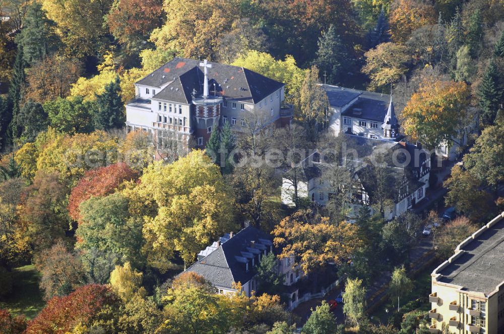 Aerial image Berlin - Blick auf den uferbereich an der Villa Siemens Am Kleinen Wannsee direkt gegenüber des Neubaus zum Immanuel-Krankenhauses in Berlin-Wannsee. Das Krankenhaus gehört zur Immanuel Diakonie Group (IDG), die eine Einrichtung der Evangelisch-Freikirchlichen Gemeinde Berlin-Schöneberg ist. Die Verwaltung der IDG hatte ihren Sitz in der Villa Siemens. Das Gebäude war einst eine Sommerresidenz von Arnold von Siemens, dem ältesten Sohn des Firmengründers Werner von Siemens. Die Architekten waren Paul und Walther Hentschel, 1888 wurde der Bau fertiggestellt. Die Villa Siemens gehörte zur Colonie Alsen, einer Siedlung für das Berliner Großbürgertum, die Wilhelm Conrad 1863 gegründet hatte. Nach dem Zweiten Weltkrieg stifteten Hermann und Charlotte von Siemens die Villa der Baptisten-Gemeinde mit der Auflage, sie für soziale Zwecke zu nutzen. Es ist das einzige Ensemble von Gebäude und Park der ehemaligen Kolonie, das bis heute erhalten geblieben ist. Der Krankenhausbetrieb ist jetzt in einem Neubau auf der gegenüberliegenden Straßenseite untergebracht. Das ehemals zum Areal gehörende Anwesen Am kleinen Wannsee Nr 4 wurde verkauft. ISA Immobilien Service Agentur GmbH, Herr Roland Kober