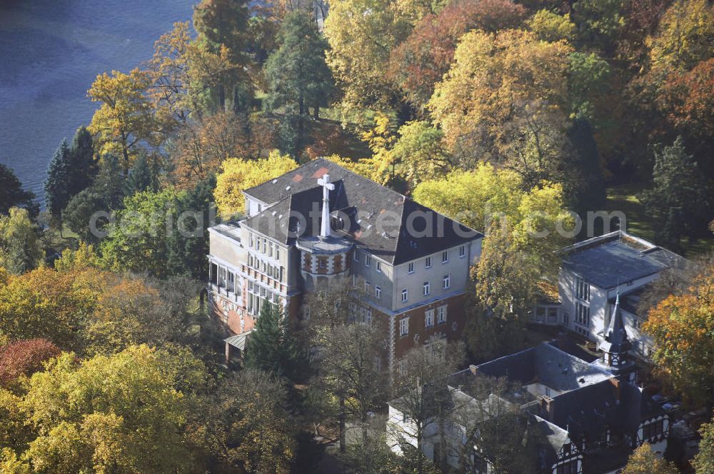 Berlin from above - Blick auf den uferbereich an der Villa Siemens Am Kleinen Wannsee direkt gegenüber des Neubaus zum Immanuel-Krankenhauses in Berlin-Wannsee. Das Krankenhaus gehört zur Immanuel Diakonie Group (IDG), die eine Einrichtung der Evangelisch-Freikirchlichen Gemeinde Berlin-Schöneberg ist. Die Verwaltung der IDG hatte ihren Sitz in der Villa Siemens. Das Gebäude war einst eine Sommerresidenz von Arnold von Siemens, dem ältesten Sohn des Firmengründers Werner von Siemens. Die Architekten waren Paul und Walther Hentschel, 1888 wurde der Bau fertiggestellt. Die Villa Siemens gehörte zur Colonie Alsen, einer Siedlung für das Berliner Großbürgertum, die Wilhelm Conrad 1863 gegründet hatte. Nach dem Zweiten Weltkrieg stifteten Hermann und Charlotte von Siemens die Villa der Baptisten-Gemeinde mit der Auflage, sie für soziale Zwecke zu nutzen. Es ist das einzige Ensemble von Gebäude und Park der ehemaligen Kolonie, das bis heute erhalten geblieben ist. Der Krankenhausbetrieb ist jetzt in einem Neubau auf der gegenüberliegenden Straßenseite untergebracht. Das ehemals zum Areal gehörende Anwesen Am kleinen Wannsee Nr 4 wurde verkauft. ISA Immobilien Service Agentur GmbH, Herr Roland Kober