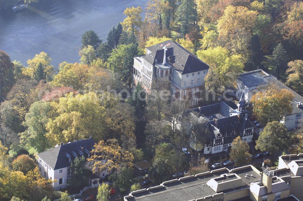 Aerial image Berlin - Blick auf den uferbereich an der Villa Siemens Am Kleinen Wannsee direkt gegenüber des Neubaus zum Immanuel-Krankenhauses in Berlin-Wannsee. Das Krankenhaus gehört zur Immanuel Diakonie Group (IDG), die eine Einrichtung der Evangelisch-Freikirchlichen Gemeinde Berlin-Schöneberg ist. Die Verwaltung der IDG hatte ihren Sitz in der Villa Siemens. Das Gebäude war einst eine Sommerresidenz von Arnold von Siemens, dem ältesten Sohn des Firmengründers Werner von Siemens. Die Architekten waren Paul und Walther Hentschel, 1888 wurde der Bau fertiggestellt. Die Villa Siemens gehörte zur Colonie Alsen, einer Siedlung für das Berliner Großbürgertum, die Wilhelm Conrad 1863 gegründet hatte. Nach dem Zweiten Weltkrieg stifteten Hermann und Charlotte von Siemens die Villa der Baptisten-Gemeinde mit der Auflage, sie für soziale Zwecke zu nutzen. Es ist das einzige Ensemble von Gebäude und Park der ehemaligen Kolonie, das bis heute erhalten geblieben ist. Der Krankenhausbetrieb ist jetzt in einem Neubau auf der gegenüberliegenden Straßenseite untergebracht. Das ehemals zum Areal gehörende Anwesen Am kleinen Wannsee Nr 4 wurde verkauft. ISA Immobilien Service Agentur GmbH, Herr Roland Kober