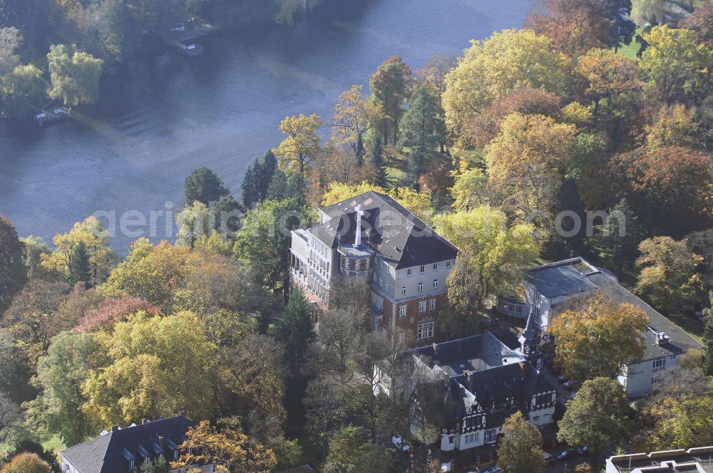 Aerial photograph Berlin - Blick auf den uferbereich an der Villa Siemens Am Kleinen Wannsee direkt gegenüber des Neubaus zum Immanuel-Krankenhauses in Berlin-Wannsee. Das Krankenhaus gehört zur Immanuel Diakonie Group (IDG), die eine Einrichtung der Evangelisch-Freikirchlichen Gemeinde Berlin-Schöneberg ist. Die Verwaltung der IDG hatte ihren Sitz in der Villa Siemens. Das Gebäude war einst eine Sommerresidenz von Arnold von Siemens, dem ältesten Sohn des Firmengründers Werner von Siemens. Die Architekten waren Paul und Walther Hentschel, 1888 wurde der Bau fertiggestellt. Die Villa Siemens gehörte zur Colonie Alsen, einer Siedlung für das Berliner Großbürgertum, die Wilhelm Conrad 1863 gegründet hatte. Nach dem Zweiten Weltkrieg stifteten Hermann und Charlotte von Siemens die Villa der Baptisten-Gemeinde mit der Auflage, sie für soziale Zwecke zu nutzen. Es ist das einzige Ensemble von Gebäude und Park der ehemaligen Kolonie, das bis heute erhalten geblieben ist. Der Krankenhausbetrieb ist jetzt in einem Neubau auf der gegenüberliegenden Straßenseite untergebracht. Das ehemals zum Areal gehörende Anwesen Am kleinen Wannsee Nr 4 wurde verkauft. ISA Immobilien Service Agentur GmbH, Herr Roland Kober