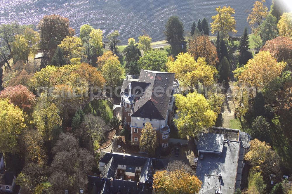 Aerial photograph Berlin - Blick auf den uferbereich an der Villa Siemens Am Kleinen Wannsee direkt gegenüber des Neubaus zum Immanuel-Krankenhauses in Berlin-Wannsee. Das Krankenhaus gehört zur Immanuel Diakonie Group (IDG), die eine Einrichtung der Evangelisch-Freikirchlichen Gemeinde Berlin-Schöneberg ist. Die Verwaltung der IDG hatte ihren Sitz in der Villa Siemens. Das Gebäude war einst eine Sommerresidenz von Arnold von Siemens, dem ältesten Sohn des Firmengründers Werner von Siemens. Die Architekten waren Paul und Walther Hentschel, 1888 wurde der Bau fertiggestellt. Die Villa Siemens gehörte zur Colonie Alsen, einer Siedlung für das Berliner Großbürgertum, die Wilhelm Conrad 1863 gegründet hatte. Nach dem Zweiten Weltkrieg stifteten Hermann und Charlotte von Siemens die Villa der Baptisten-Gemeinde mit der Auflage, sie für soziale Zwecke zu nutzen. Es ist das einzige Ensemble von Gebäude und Park der ehemaligen Kolonie, das bis heute erhalten geblieben ist. Der Krankenhausbetrieb ist jetzt in einem Neubau auf der gegenüberliegenden Straßenseite untergebracht. Das ehemals zum Areal gehörende Anwesen Am kleinen Wannsee Nr 4 wurde verkauft. ISA Immobilien Service Agentur GmbH, Herr Roland Kober