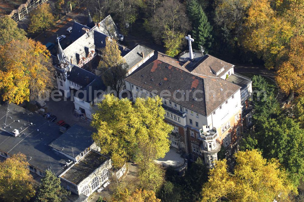 Berlin from above - Blick auf den uferbereich an der Villa Siemens Am Kleinen Wannsee direkt gegenüber des Neubaus zum Immanuel-Krankenhauses in Berlin-Wannsee. Das Krankenhaus gehört zur Immanuel Diakonie Group (IDG), die eine Einrichtung der Evangelisch-Freikirchlichen Gemeinde Berlin-Schöneberg ist. Die Verwaltung der IDG hatte ihren Sitz in der Villa Siemens. Das Gebäude war einst eine Sommerresidenz von Arnold von Siemens, dem ältesten Sohn des Firmengründers Werner von Siemens. Die Architekten waren Paul und Walther Hentschel, 1888 wurde der Bau fertiggestellt. Die Villa Siemens gehörte zur Colonie Alsen, einer Siedlung für das Berliner Großbürgertum, die Wilhelm Conrad 1863 gegründet hatte. Nach dem Zweiten Weltkrieg stifteten Hermann und Charlotte von Siemens die Villa der Baptisten-Gemeinde mit der Auflage, sie für soziale Zwecke zu nutzen. Es ist das einzige Ensemble von Gebäude und Park der ehemaligen Kolonie, das bis heute erhalten geblieben ist. Der Krankenhausbetrieb ist jetzt in einem Neubau auf der gegenüberliegenden Straßenseite untergebracht. Das ehemals zum Areal gehörende Anwesen Am kleinen Wannsee Nr 4 wurde verkauft. ISA Immobilien Service Agentur GmbH, Herr Roland Kober