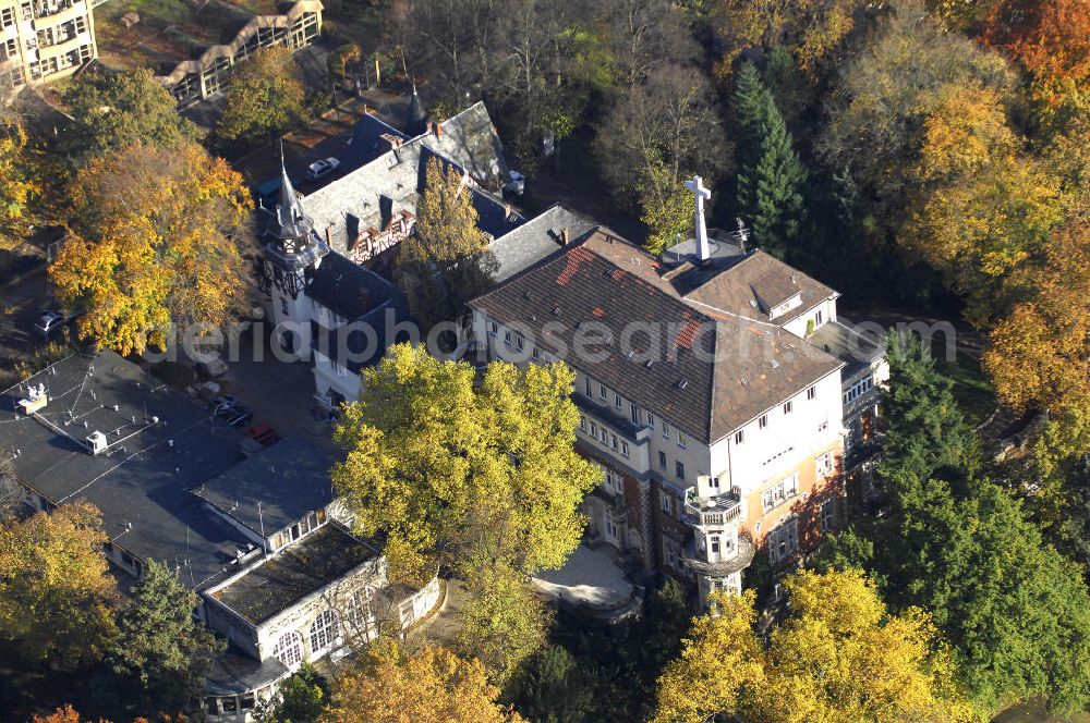 Berlin from the bird's eye view: Blick auf den uferbereich an der Villa Siemens Am Kleinen Wannsee direkt gegenüber des Neubaus zum Immanuel-Krankenhauses in Berlin-Wannsee. Das Krankenhaus gehört zur Immanuel Diakonie Group (IDG), die eine Einrichtung der Evangelisch-Freikirchlichen Gemeinde Berlin-Schöneberg ist. Die Verwaltung der IDG hatte ihren Sitz in der Villa Siemens. Das Gebäude war einst eine Sommerresidenz von Arnold von Siemens, dem ältesten Sohn des Firmengründers Werner von Siemens. Die Architekten waren Paul und Walther Hentschel, 1888 wurde der Bau fertiggestellt. Die Villa Siemens gehörte zur Colonie Alsen, einer Siedlung für das Berliner Großbürgertum, die Wilhelm Conrad 1863 gegründet hatte. Nach dem Zweiten Weltkrieg stifteten Hermann und Charlotte von Siemens die Villa der Baptisten-Gemeinde mit der Auflage, sie für soziale Zwecke zu nutzen. Es ist das einzige Ensemble von Gebäude und Park der ehemaligen Kolonie, das bis heute erhalten geblieben ist. Der Krankenhausbetrieb ist jetzt in einem Neubau auf der gegenüberliegenden Straßenseite untergebracht. Das ehemals zum Areal gehörende Anwesen Am kleinen Wannsee Nr 4 wurde verkauft. ISA Immobilien Service Agentur GmbH, Herr Roland Kober