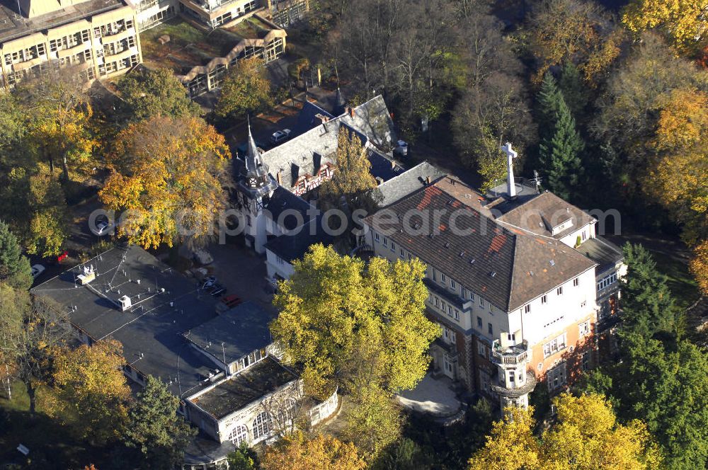 Aerial image Berlin - Blick auf den uferbereich an der Villa Siemens Am Kleinen Wannsee direkt gegenüber des Neubaus zum Immanuel-Krankenhauses in Berlin-Wannsee. Das Krankenhaus gehört zur Immanuel Diakonie Group (IDG), die eine Einrichtung der Evangelisch-Freikirchlichen Gemeinde Berlin-Schöneberg ist. Die Verwaltung der IDG hatte ihren Sitz in der Villa Siemens. Das Gebäude war einst eine Sommerresidenz von Arnold von Siemens, dem ältesten Sohn des Firmengründers Werner von Siemens. Die Architekten waren Paul und Walther Hentschel, 1888 wurde der Bau fertiggestellt. Die Villa Siemens gehörte zur Colonie Alsen, einer Siedlung für das Berliner Großbürgertum, die Wilhelm Conrad 1863 gegründet hatte. Nach dem Zweiten Weltkrieg stifteten Hermann und Charlotte von Siemens die Villa der Baptisten-Gemeinde mit der Auflage, sie für soziale Zwecke zu nutzen. Es ist das einzige Ensemble von Gebäude und Park der ehemaligen Kolonie, das bis heute erhalten geblieben ist. Der Krankenhausbetrieb ist jetzt in einem Neubau auf der gegenüberliegenden Straßenseite untergebracht. Das ehemals zum Areal gehörende Anwesen Am kleinen Wannsee Nr 4 wurde verkauft. ISA Immobilien Service Agentur GmbH, Herr Roland Kober