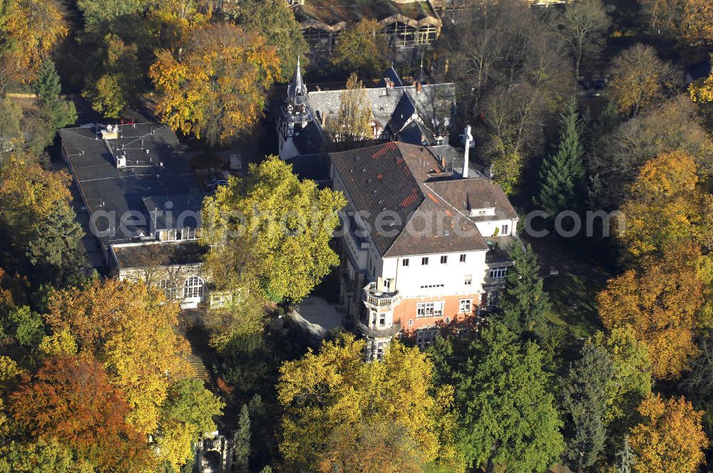 Aerial photograph Berlin - Blick auf den uferbereich an der Villa Siemens Am Kleinen Wannsee direkt gegenüber des Neubaus zum Immanuel-Krankenhauses in Berlin-Wannsee. Das Krankenhaus gehört zur Immanuel Diakonie Group (IDG), die eine Einrichtung der Evangelisch-Freikirchlichen Gemeinde Berlin-Schöneberg ist. Die Verwaltung der IDG hatte ihren Sitz in der Villa Siemens. Das Gebäude war einst eine Sommerresidenz von Arnold von Siemens, dem ältesten Sohn des Firmengründers Werner von Siemens. Die Architekten waren Paul und Walther Hentschel, 1888 wurde der Bau fertiggestellt. Die Villa Siemens gehörte zur Colonie Alsen, einer Siedlung für das Berliner Großbürgertum, die Wilhelm Conrad 1863 gegründet hatte. Nach dem Zweiten Weltkrieg stifteten Hermann und Charlotte von Siemens die Villa der Baptisten-Gemeinde mit der Auflage, sie für soziale Zwecke zu nutzen. Es ist das einzige Ensemble von Gebäude und Park der ehemaligen Kolonie, das bis heute erhalten geblieben ist. Der Krankenhausbetrieb ist jetzt in einem Neubau auf der gegenüberliegenden Straßenseite untergebracht. Das ehemals zum Areal gehörende Anwesen Am kleinen Wannsee Nr 4 wurde verkauft. ISA Immobilien Service Agentur GmbH, Herr Roland Kober