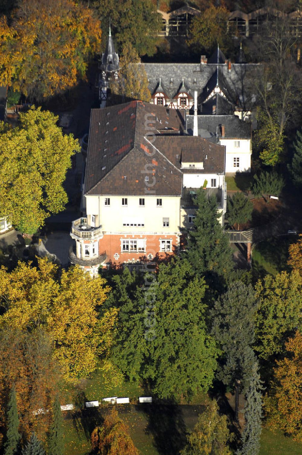 Berlin from above - Blick auf den uferbereich an der Villa Siemens Am Kleinen Wannsee direkt gegenüber des Neubaus zum Immanuel-Krankenhauses in Berlin-Wannsee. Das Krankenhaus gehört zur Immanuel Diakonie Group (IDG), die eine Einrichtung der Evangelisch-Freikirchlichen Gemeinde Berlin-Schöneberg ist. Die Verwaltung der IDG hatte ihren Sitz in der Villa Siemens. Das Gebäude war einst eine Sommerresidenz von Arnold von Siemens, dem ältesten Sohn des Firmengründers Werner von Siemens. Die Architekten waren Paul und Walther Hentschel, 1888 wurde der Bau fertiggestellt. Die Villa Siemens gehörte zur Colonie Alsen, einer Siedlung für das Berliner Großbürgertum, die Wilhelm Conrad 1863 gegründet hatte. Nach dem Zweiten Weltkrieg stifteten Hermann und Charlotte von Siemens die Villa der Baptisten-Gemeinde mit der Auflage, sie für soziale Zwecke zu nutzen. Es ist das einzige Ensemble von Gebäude und Park der ehemaligen Kolonie, das bis heute erhalten geblieben ist. Der Krankenhausbetrieb ist jetzt in einem Neubau auf der gegenüberliegenden Straßenseite untergebracht. Das ehemals zum Areal gehörende Anwesen Am kleinen Wannsee Nr 4 wurde verkauft. ISA Immobilien Service Agentur GmbH, Herr Roland Kober