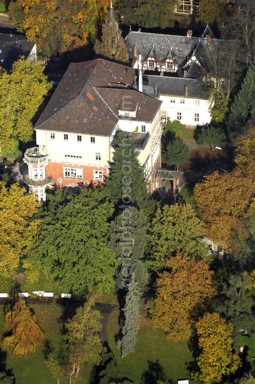 Berlin from the bird's eye view: Blick auf den uferbereich an der Villa Siemens Am Kleinen Wannsee direkt gegenüber des Neubaus zum Immanuel-Krankenhauses in Berlin-Wannsee. Das Krankenhaus gehört zur Immanuel Diakonie Group (IDG), die eine Einrichtung der Evangelisch-Freikirchlichen Gemeinde Berlin-Schöneberg ist. Die Verwaltung der IDG hatte ihren Sitz in der Villa Siemens. Das Gebäude war einst eine Sommerresidenz von Arnold von Siemens, dem ältesten Sohn des Firmengründers Werner von Siemens. Die Architekten waren Paul und Walther Hentschel, 1888 wurde der Bau fertiggestellt. Die Villa Siemens gehörte zur Colonie Alsen, einer Siedlung für das Berliner Großbürgertum, die Wilhelm Conrad 1863 gegründet hatte. Nach dem Zweiten Weltkrieg stifteten Hermann und Charlotte von Siemens die Villa der Baptisten-Gemeinde mit der Auflage, sie für soziale Zwecke zu nutzen. Es ist das einzige Ensemble von Gebäude und Park der ehemaligen Kolonie, das bis heute erhalten geblieben ist. Der Krankenhausbetrieb ist jetzt in einem Neubau auf der gegenüberliegenden Straßenseite untergebracht. Das ehemals zum Areal gehörende Anwesen Am kleinen Wannsee Nr 4 wurde verkauft. ISA Immobilien Service Agentur GmbH, Herr Roland Kober