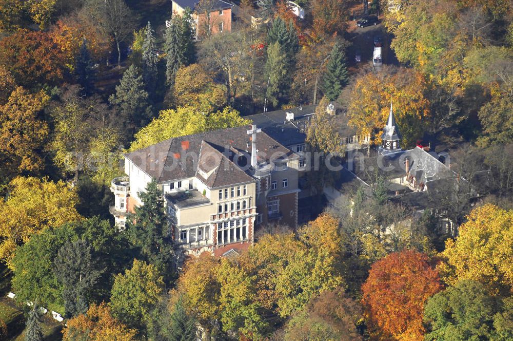 Berlin from above - Blick auf den uferbereich an der Villa Siemens Am Kleinen Wannsee direkt gegenüber des Neubaus zum Immanuel-Krankenhauses in Berlin-Wannsee. Das Krankenhaus gehört zur Immanuel Diakonie Group (IDG), die eine Einrichtung der Evangelisch-Freikirchlichen Gemeinde Berlin-Schöneberg ist. Die Verwaltung der IDG hatte ihren Sitz in der Villa Siemens. Das Gebäude war einst eine Sommerresidenz von Arnold von Siemens, dem ältesten Sohn des Firmengründers Werner von Siemens. Die Architekten waren Paul und Walther Hentschel, 1888 wurde der Bau fertiggestellt. Die Villa Siemens gehörte zur Colonie Alsen, einer Siedlung für das Berliner Großbürgertum, die Wilhelm Conrad 1863 gegründet hatte. Nach dem Zweiten Weltkrieg stifteten Hermann und Charlotte von Siemens die Villa der Baptisten-Gemeinde mit der Auflage, sie für soziale Zwecke zu nutzen. Es ist das einzige Ensemble von Gebäude und Park der ehemaligen Kolonie, das bis heute erhalten geblieben ist. Der Krankenhausbetrieb ist jetzt in einem Neubau auf der gegenüberliegenden Straßenseite untergebracht. Das ehemals zum Areal gehörende Anwesen Am kleinen Wannsee Nr 4 wurde verkauft. ISA Immobilien Service Agentur GmbH, Herr Roland Kober