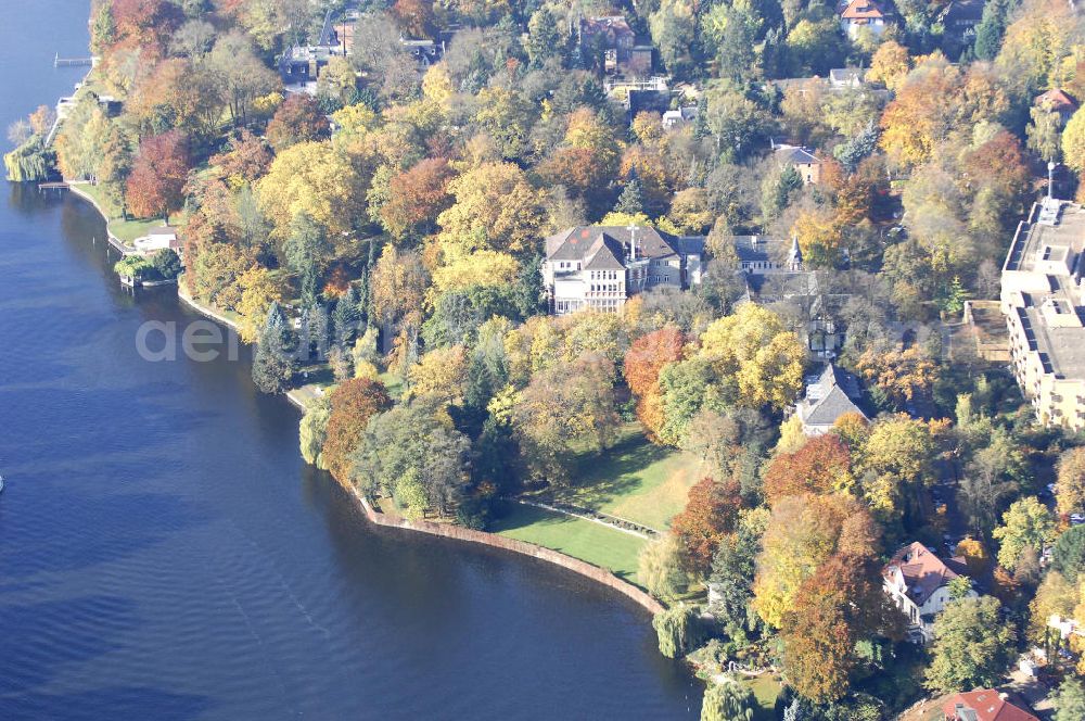 Berlin from the bird's eye view: Blick auf den uferbereich an der Villa Siemens Am Kleinen Wannsee direkt gegenüber des Neubaus zum Immanuel-Krankenhauses in Berlin-Wannsee. Das Krankenhaus gehört zur Immanuel Diakonie Group (IDG), die eine Einrichtung der Evangelisch-Freikirchlichen Gemeinde Berlin-Schöneberg ist. Die Verwaltung der IDG hatte ihren Sitz in der Villa Siemens. Das Gebäude war einst eine Sommerresidenz von Arnold von Siemens, dem ältesten Sohn des Firmengründers Werner von Siemens. Die Architekten waren Paul und Walther Hentschel, 1888 wurde der Bau fertiggestellt. Die Villa Siemens gehörte zur Colonie Alsen, einer Siedlung für das Berliner Großbürgertum, die Wilhelm Conrad 1863 gegründet hatte. Nach dem Zweiten Weltkrieg stifteten Hermann und Charlotte von Siemens die Villa der Baptisten-Gemeinde mit der Auflage, sie für soziale Zwecke zu nutzen. Es ist das einzige Ensemble von Gebäude und Park der ehemaligen Kolonie, das bis heute erhalten geblieben ist. Der Krankenhausbetrieb ist jetzt in einem Neubau auf der gegenüberliegenden Straßenseite untergebracht. Das ehemals zum Areal gehörende Anwesen Am kleinen Wannsee Nr 4 wurde verkauft. ISA Immobilien Service Agentur GmbH, Herr Roland Kober