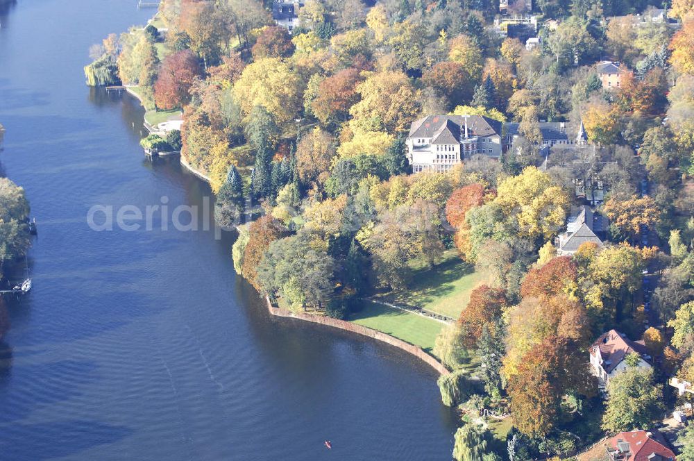 Aerial image Berlin - Blick auf den uferbereich an der Villa Siemens Am Kleinen Wannsee direkt gegenüber des Neubaus zum Immanuel-Krankenhauses in Berlin-Wannsee. Das Krankenhaus gehört zur Immanuel Diakonie Group (IDG), die eine Einrichtung der Evangelisch-Freikirchlichen Gemeinde Berlin-Schöneberg ist. Die Verwaltung der IDG hatte ihren Sitz in der Villa Siemens. Das Gebäude war einst eine Sommerresidenz von Arnold von Siemens, dem ältesten Sohn des Firmengründers Werner von Siemens. Die Architekten waren Paul und Walther Hentschel, 1888 wurde der Bau fertiggestellt. Die Villa Siemens gehörte zur Colonie Alsen, einer Siedlung für das Berliner Großbürgertum, die Wilhelm Conrad 1863 gegründet hatte. Nach dem Zweiten Weltkrieg stifteten Hermann und Charlotte von Siemens die Villa der Baptisten-Gemeinde mit der Auflage, sie für soziale Zwecke zu nutzen. Es ist das einzige Ensemble von Gebäude und Park der ehemaligen Kolonie, das bis heute erhalten geblieben ist. Der Krankenhausbetrieb ist jetzt in einem Neubau auf der gegenüberliegenden Straßenseite untergebracht. Das ehemals zum Areal gehörende Anwesen Am kleinen Wannsee Nr 4 wurde verkauft. ISA Immobilien Service Agentur GmbH, Herr Roland Kober