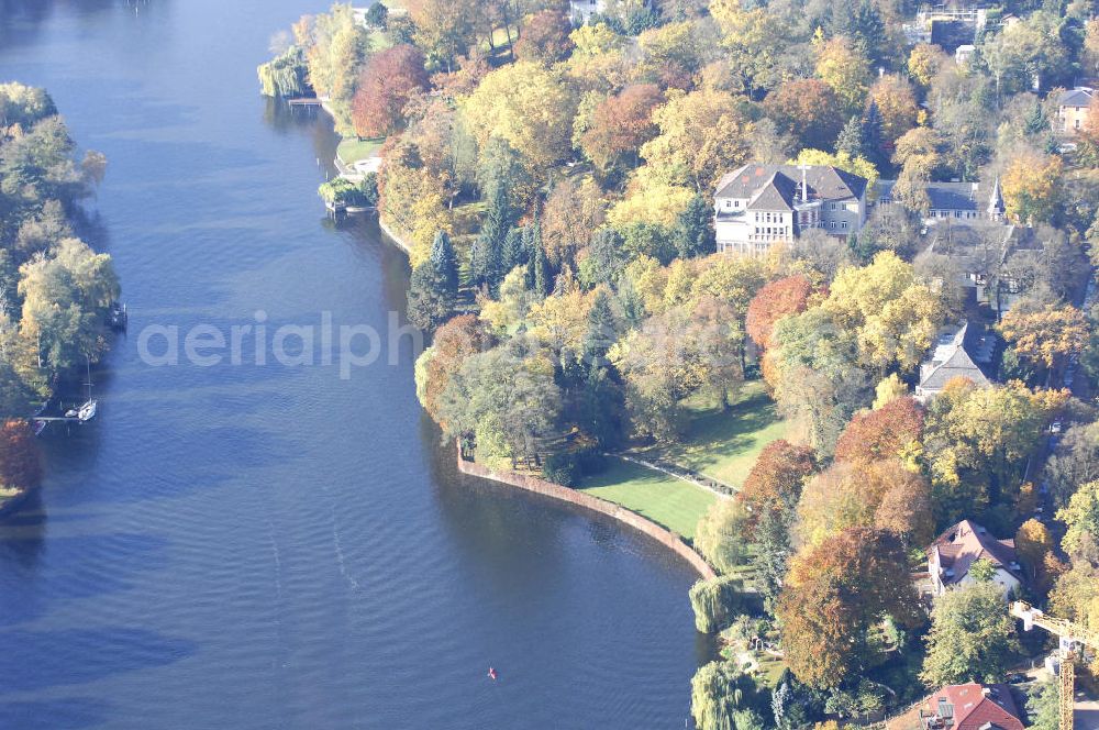 Aerial photograph Berlin - Blick auf den uferbereich an der Villa Siemens Am Kleinen Wannsee direkt gegenüber des Neubaus zum Immanuel-Krankenhauses in Berlin-Wannsee. Das Krankenhaus gehört zur Immanuel Diakonie Group (IDG), die eine Einrichtung der Evangelisch-Freikirchlichen Gemeinde Berlin-Schöneberg ist. Die Verwaltung der IDG hatte ihren Sitz in der Villa Siemens. Das Gebäude war einst eine Sommerresidenz von Arnold von Siemens, dem ältesten Sohn des Firmengründers Werner von Siemens. Die Architekten waren Paul und Walther Hentschel, 1888 wurde der Bau fertiggestellt. Die Villa Siemens gehörte zur Colonie Alsen, einer Siedlung für das Berliner Großbürgertum, die Wilhelm Conrad 1863 gegründet hatte. Nach dem Zweiten Weltkrieg stifteten Hermann und Charlotte von Siemens die Villa der Baptisten-Gemeinde mit der Auflage, sie für soziale Zwecke zu nutzen. Es ist das einzige Ensemble von Gebäude und Park der ehemaligen Kolonie, das bis heute erhalten geblieben ist. Der Krankenhausbetrieb ist jetzt in einem Neubau auf der gegenüberliegenden Straßenseite untergebracht. Das ehemals zum Areal gehörende Anwesen Am kleinen Wannsee Nr 4 wurde verkauft. ISA Immobilien Service Agentur GmbH, Herr Roland Kober