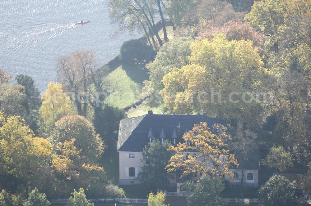 Berlin from above - Blick auf den uferbereich an der Villa Siemens Am Kleinen Wannsee direkt gegenüber des Neubaus zum Immanuel-Krankenhauses in Berlin-Wannsee. Das Krankenhaus gehört zur Immanuel Diakonie Group (IDG), die eine Einrichtung der Evangelisch-Freikirchlichen Gemeinde Berlin-Schöneberg ist. Die Verwaltung der IDG hatte ihren Sitz in der Villa Siemens. Das Gebäude war einst eine Sommerresidenz von Arnold von Siemens, dem ältesten Sohn des Firmengründers Werner von Siemens. Die Architekten waren Paul und Walther Hentschel, 1888 wurde der Bau fertiggestellt. Die Villa Siemens gehörte zur Colonie Alsen, einer Siedlung für das Berliner Großbürgertum, die Wilhelm Conrad 1863 gegründet hatte. Nach dem Zweiten Weltkrieg stifteten Hermann und Charlotte von Siemens die Villa der Baptisten-Gemeinde mit der Auflage, sie für soziale Zwecke zu nutzen. Es ist das einzige Ensemble von Gebäude und Park der ehemaligen Kolonie, das bis heute erhalten geblieben ist. Der Krankenhausbetrieb ist jetzt in einem Neubau auf der gegenüberliegenden Straßenseite untergebracht. Das ehemals zum Areal gehörende Anwesen Am kleinen Wannsee Nr 4 wurde verkauft. ISA Immobilien Service Agentur GmbH, Herr Roland Kober