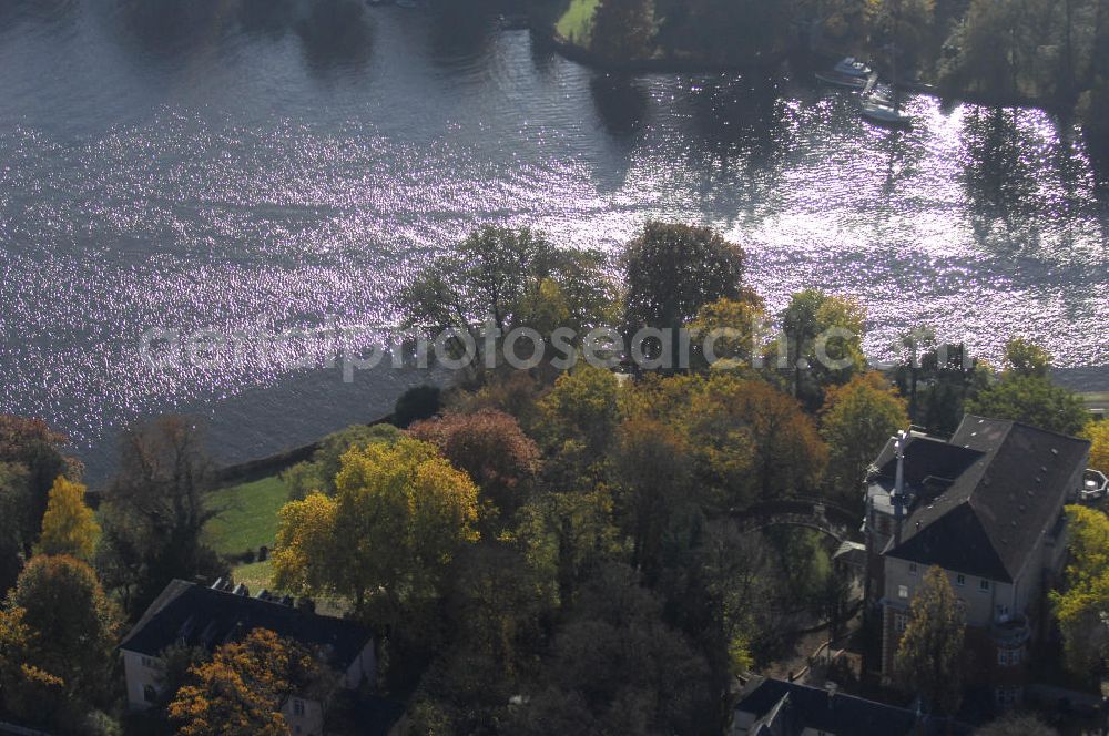 Aerial image Berlin - Blick auf den uferbereich an der Villa Siemens Am Kleinen Wannsee direkt gegenüber des Neubaus zum Immanuel-Krankenhauses in Berlin-Wannsee. Das Krankenhaus gehört zur Immanuel Diakonie Group (IDG), die eine Einrichtung der Evangelisch-Freikirchlichen Gemeinde Berlin-Schöneberg ist. Die Verwaltung der IDG hatte ihren Sitz in der Villa Siemens. Das Gebäude war einst eine Sommerresidenz von Arnold von Siemens, dem ältesten Sohn des Firmengründers Werner von Siemens. Die Architekten waren Paul und Walther Hentschel, 1888 wurde der Bau fertiggestellt. Die Villa Siemens gehörte zur Colonie Alsen, einer Siedlung für das Berliner Großbürgertum, die Wilhelm Conrad 1863 gegründet hatte. Nach dem Zweiten Weltkrieg stifteten Hermann und Charlotte von Siemens die Villa der Baptisten-Gemeinde mit der Auflage, sie für soziale Zwecke zu nutzen. Es ist das einzige Ensemble von Gebäude und Park der ehemaligen Kolonie, das bis heute erhalten geblieben ist. Der Krankenhausbetrieb ist jetzt in einem Neubau auf der gegenüberliegenden Straßenseite untergebracht. Das ehemals zum Areal gehörende Anwesen Am kleinen Wannsee Nr 4 wurde verkauft. ISA Immobilien Service Agentur GmbH, Herr Roland Kober