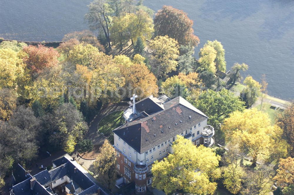 Berlin from above - Blick auf den uferbereich an der Villa Siemens Am Kleinen Wannsee direkt gegenüber des Neubaus zum Immanuel-Krankenhauses in Berlin-Wannsee. Das Krankenhaus gehört zur Immanuel Diakonie Group (IDG), die eine Einrichtung der Evangelisch-Freikirchlichen Gemeinde Berlin-Schöneberg ist. Die Verwaltung der IDG hatte ihren Sitz in der Villa Siemens. Das Gebäude war einst eine Sommerresidenz von Arnold von Siemens, dem ältesten Sohn des Firmengründers Werner von Siemens. Die Architekten waren Paul und Walther Hentschel, 1888 wurde der Bau fertiggestellt. Die Villa Siemens gehörte zur Colonie Alsen, einer Siedlung für das Berliner Großbürgertum, die Wilhelm Conrad 1863 gegründet hatte. Nach dem Zweiten Weltkrieg stifteten Hermann und Charlotte von Siemens die Villa der Baptisten-Gemeinde mit der Auflage, sie für soziale Zwecke zu nutzen. Es ist das einzige Ensemble von Gebäude und Park der ehemaligen Kolonie, das bis heute erhalten geblieben ist. Der Krankenhausbetrieb ist jetzt in einem Neubau auf der gegenüberliegenden Straßenseite untergebracht. Das ehemals zum Areal gehörende Anwesen Am kleinen Wannsee Nr 4 wurde verkauft. ISA Immobilien Service Agentur GmbH, Herr Roland Kober