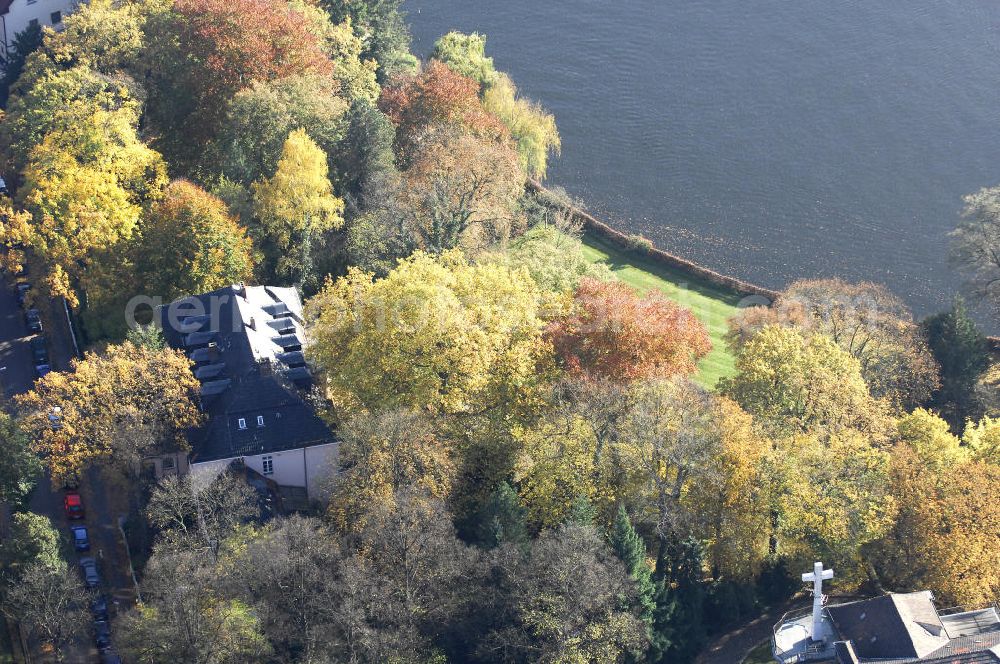 Berlin from the bird's eye view: Blick auf den uferbereich an der Villa Siemens Am Kleinen Wannsee direkt gegenüber des Neubaus zum Immanuel-Krankenhauses in Berlin-Wannsee. Das Krankenhaus gehört zur Immanuel Diakonie Group (IDG), die eine Einrichtung der Evangelisch-Freikirchlichen Gemeinde Berlin-Schöneberg ist. Die Verwaltung der IDG hatte ihren Sitz in der Villa Siemens. Das Gebäude war einst eine Sommerresidenz von Arnold von Siemens, dem ältesten Sohn des Firmengründers Werner von Siemens. Die Architekten waren Paul und Walther Hentschel, 1888 wurde der Bau fertiggestellt. Die Villa Siemens gehörte zur Colonie Alsen, einer Siedlung für das Berliner Großbürgertum, die Wilhelm Conrad 1863 gegründet hatte. Nach dem Zweiten Weltkrieg stifteten Hermann und Charlotte von Siemens die Villa der Baptisten-Gemeinde mit der Auflage, sie für soziale Zwecke zu nutzen. Es ist das einzige Ensemble von Gebäude und Park der ehemaligen Kolonie, das bis heute erhalten geblieben ist. Der Krankenhausbetrieb ist jetzt in einem Neubau auf der gegenüberliegenden Straßenseite untergebracht. Das ehemals zum Areal gehörende Anwesen Am kleinen Wannsee Nr 4 wurde verkauft. ISA Immobilien Service Agentur GmbH, Herr Roland Kober