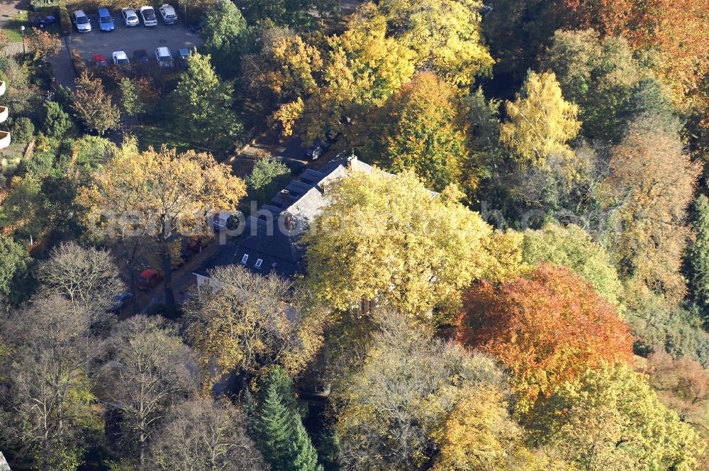 Aerial photograph Berlin - Blick auf den uferbereich an der Villa Siemens Am Kleinen Wannsee direkt gegenüber des Neubaus zum Immanuel-Krankenhauses in Berlin-Wannsee. Das Krankenhaus gehört zur Immanuel Diakonie Group (IDG), die eine Einrichtung der Evangelisch-Freikirchlichen Gemeinde Berlin-Schöneberg ist. Die Verwaltung der IDG hatte ihren Sitz in der Villa Siemens. Das Gebäude war einst eine Sommerresidenz von Arnold von Siemens, dem ältesten Sohn des Firmengründers Werner von Siemens. Die Architekten waren Paul und Walther Hentschel, 1888 wurde der Bau fertiggestellt. Die Villa Siemens gehörte zur Colonie Alsen, einer Siedlung für das Berliner Großbürgertum, die Wilhelm Conrad 1863 gegründet hatte. Nach dem Zweiten Weltkrieg stifteten Hermann und Charlotte von Siemens die Villa der Baptisten-Gemeinde mit der Auflage, sie für soziale Zwecke zu nutzen. Es ist das einzige Ensemble von Gebäude und Park der ehemaligen Kolonie, das bis heute erhalten geblieben ist. Der Krankenhausbetrieb ist jetzt in einem Neubau auf der gegenüberliegenden Straßenseite untergebracht. Das ehemals zum Areal gehörende Anwesen Am kleinen Wannsee Nr 4 wurde verkauft. ISA Immobilien Service Agentur GmbH, Herr Roland Kober